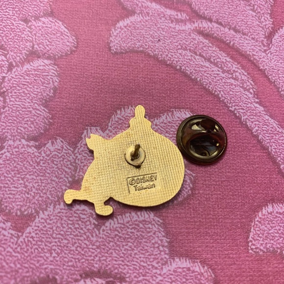 Winnie The Pooh Piglet with an Ornament Retro Pin - Picture 2 of 5